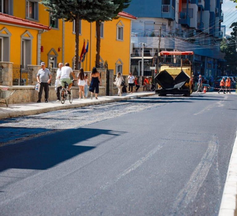 Asfaltimi i rrugës “Dhimitër Denasi”