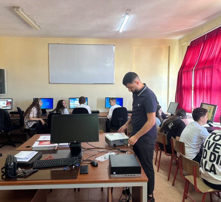 Laboratorë të rinj ICT në shkollat e Korçës