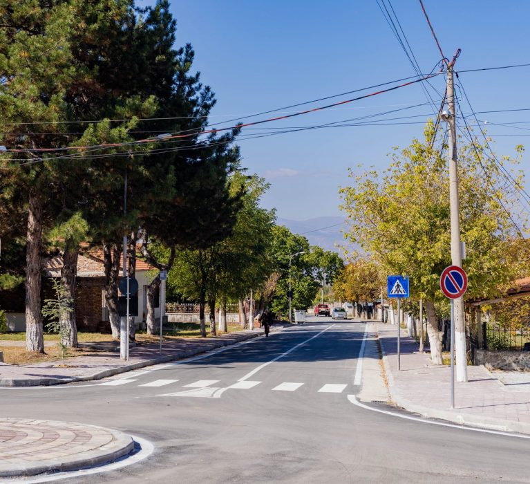Rehabilitohet sheshi qëndror në fshatin Drenovë