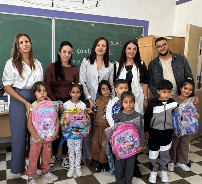 Shpërndarja e kiteve shkollore për fëmijë