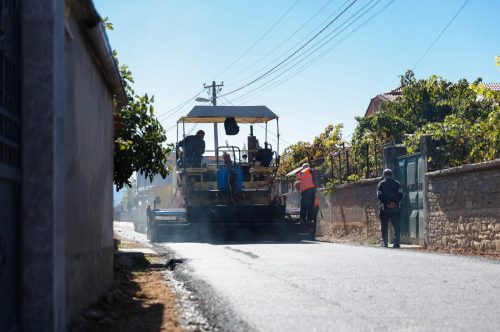 Asfaltimi i rrugëve në Ravonik